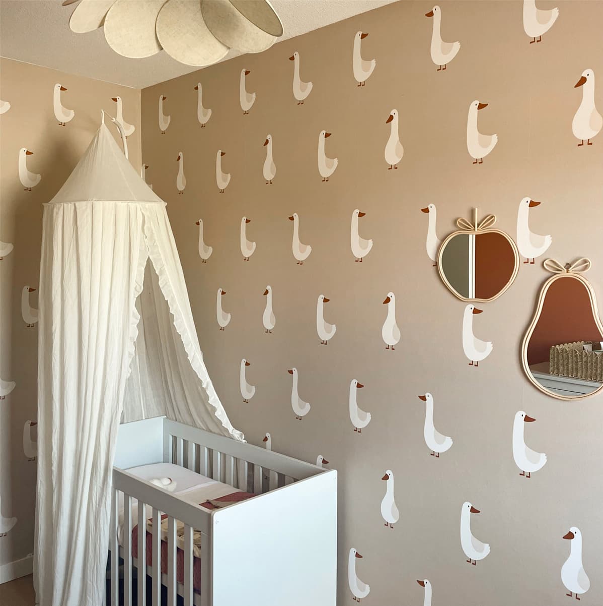 Chambre d'enfant beige avec papier peint oies