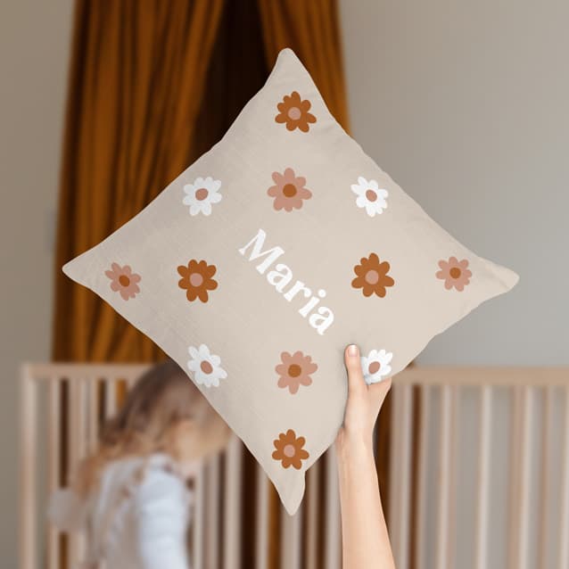 Coussin beige pour chambre d'enfant personnalisé avec un prénom